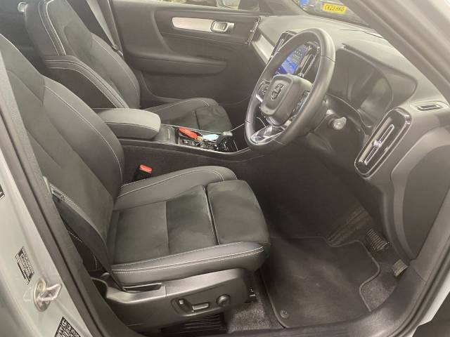 2025 Volvo XC40 2.0 B4P Plus Dark 5dr Auto